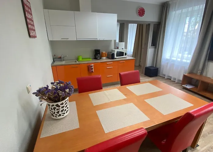 Apartment Family Or Group In Silent Center *