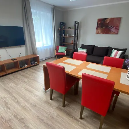 Family Or Group In Silent Center Appartement *